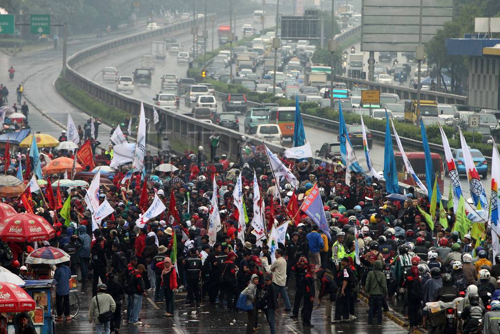 Aksi Buruh tolak kenaikan...