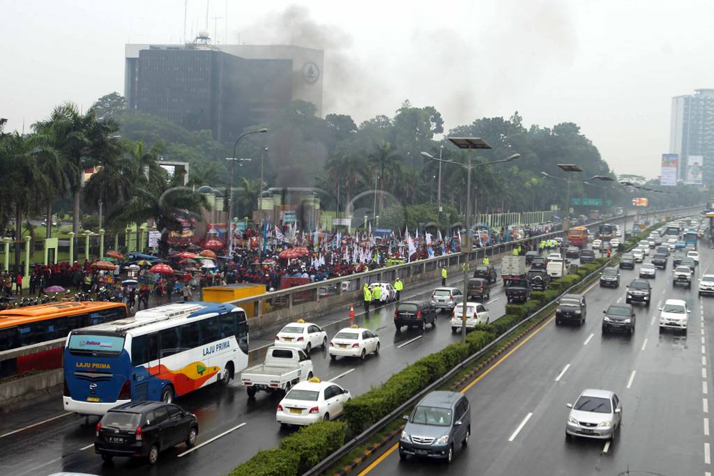 Aksi Buruh tolak kenaikan...