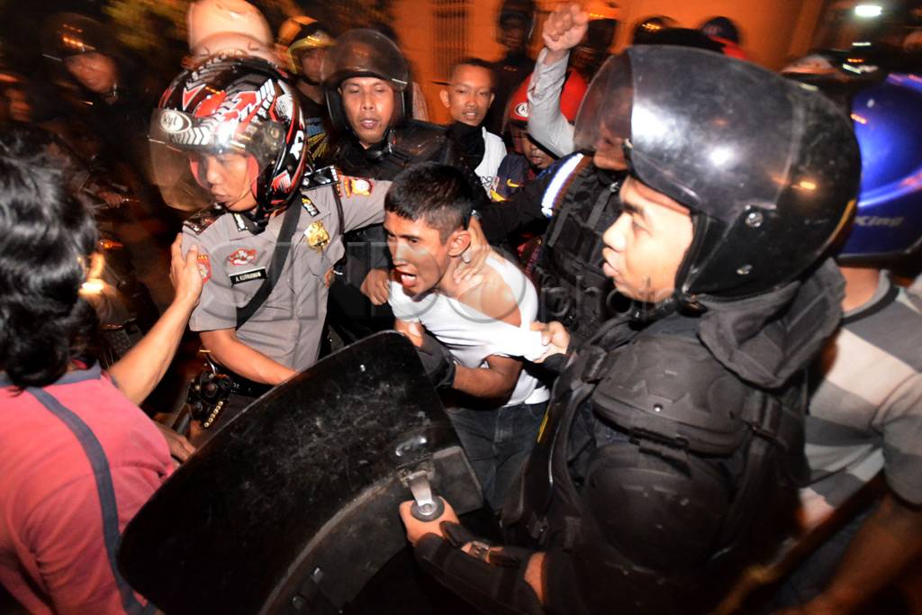 Bentrok tolak kenaikan...