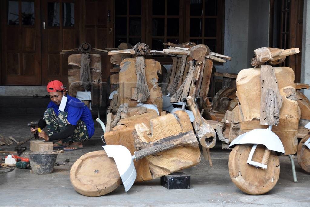 Vespa dari olahan kayu,...