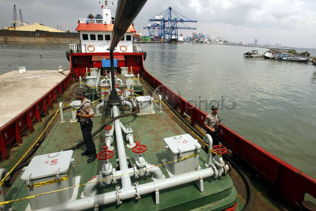 Kapal tanker isi BBM...