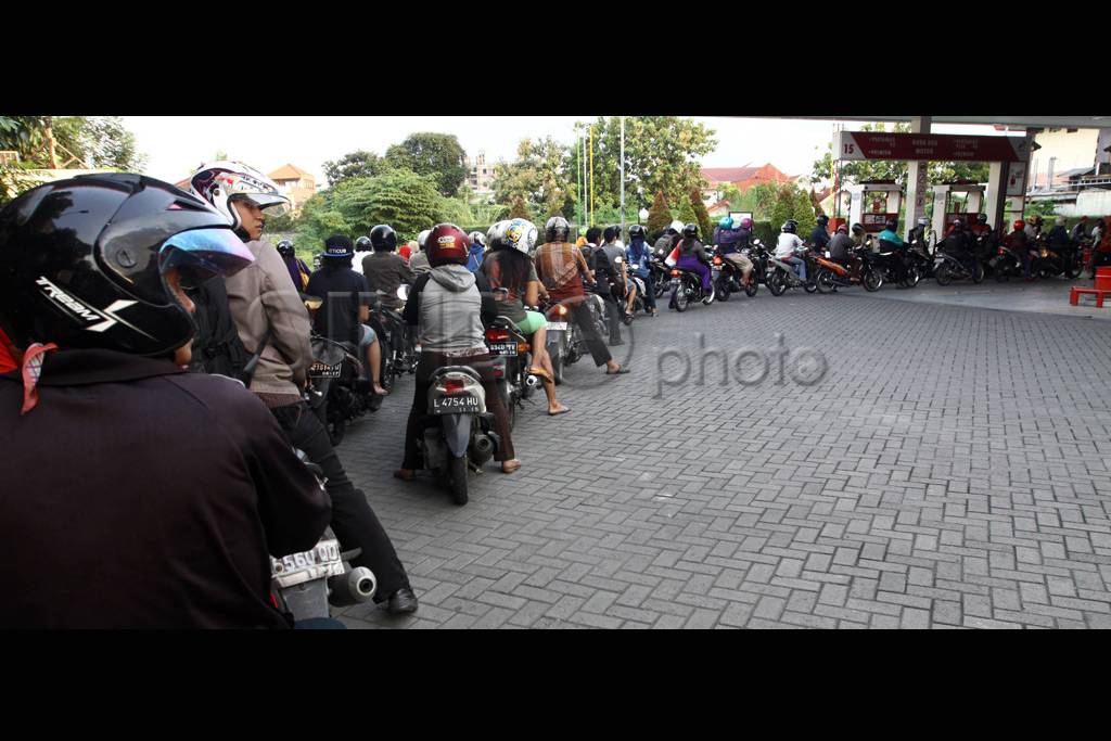 Antri jelang kenaikan...
