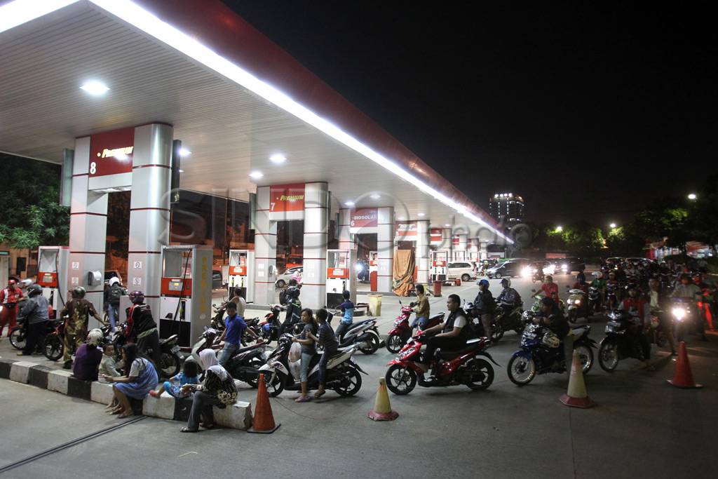 Antrean panjang di SPBU...