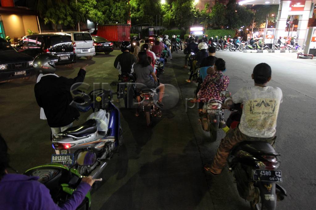 Antrean panjang di SPBU...
