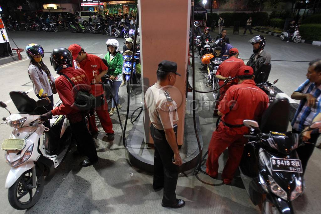 Antrean panjang di SPBU...