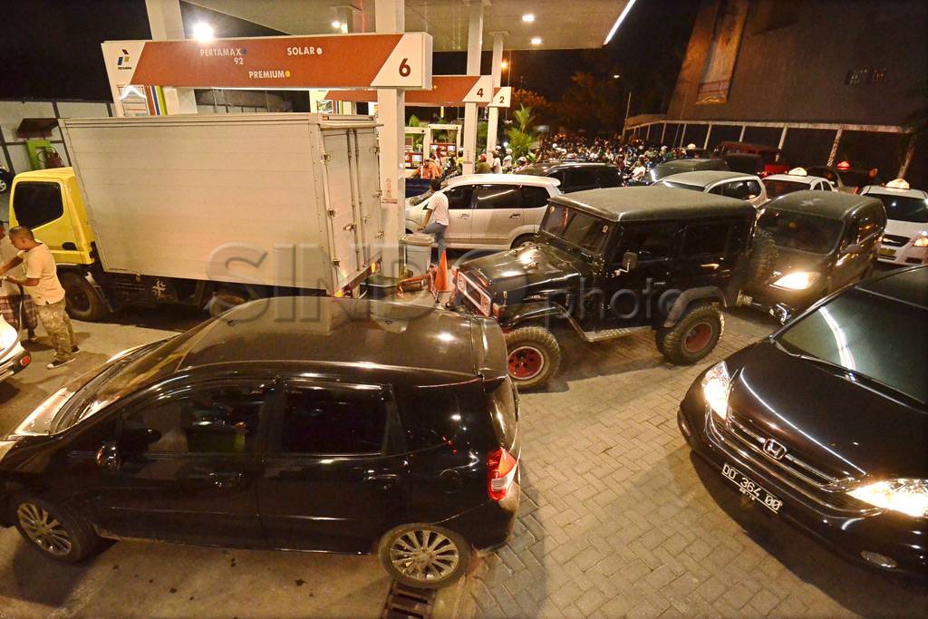 Antre BBM sebelum naik...