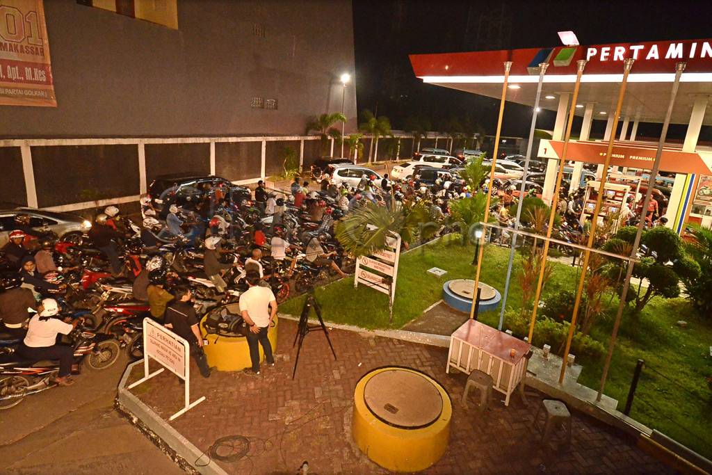 Antre BBM sebelum naik...