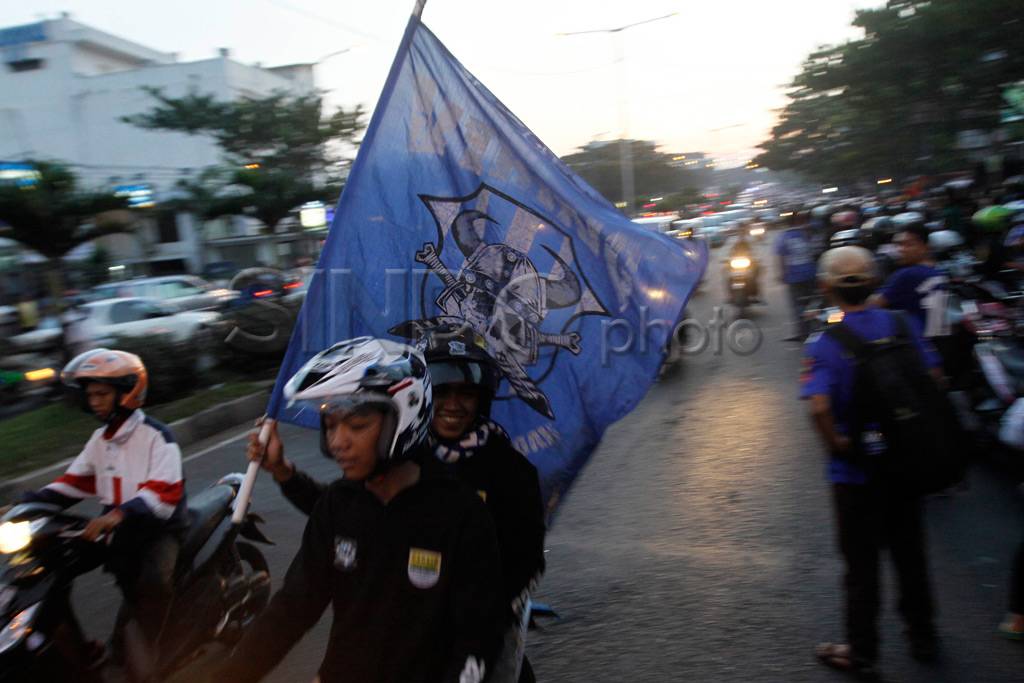 Ribuan bobotoh turun...