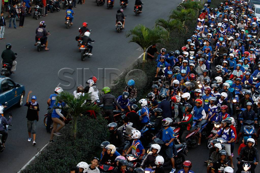 Ribuan bobotoh turun...