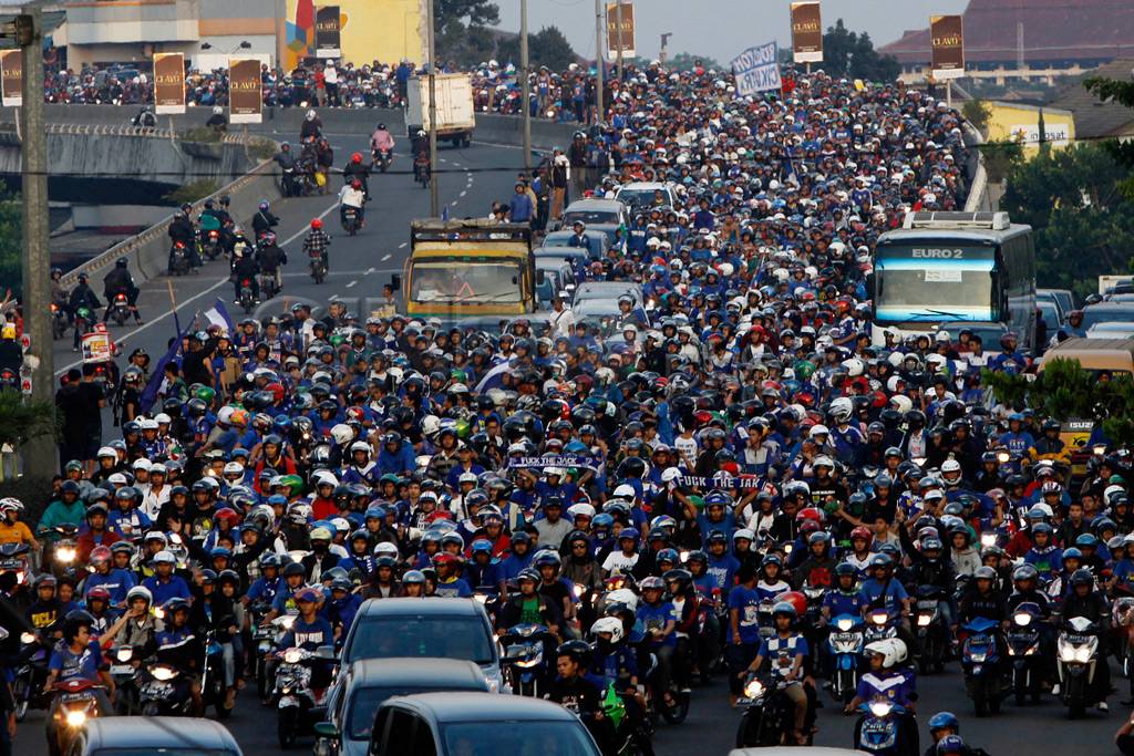 Ribuan bobotoh turun...
