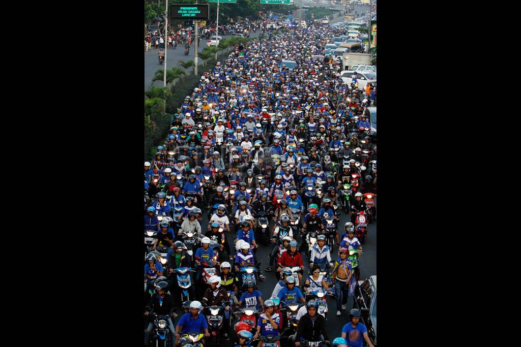 Ribuan bobotoh turun...