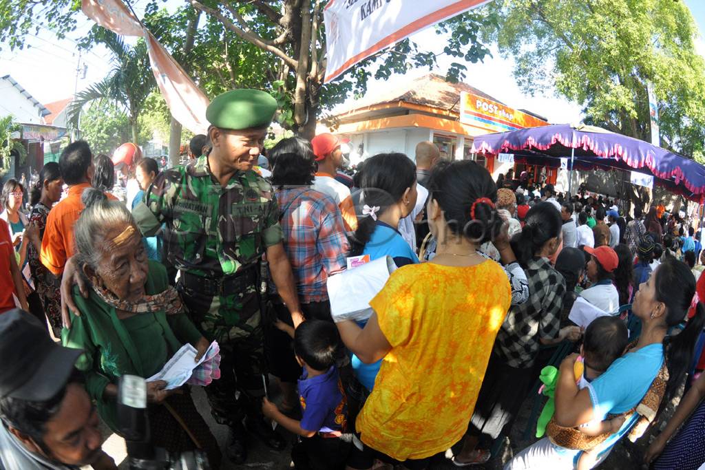 Warga mengantre BLSM...