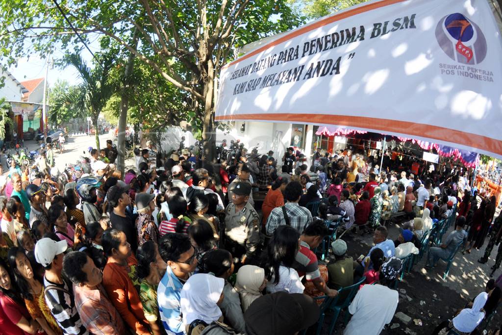 Warga mengantre BLSM...