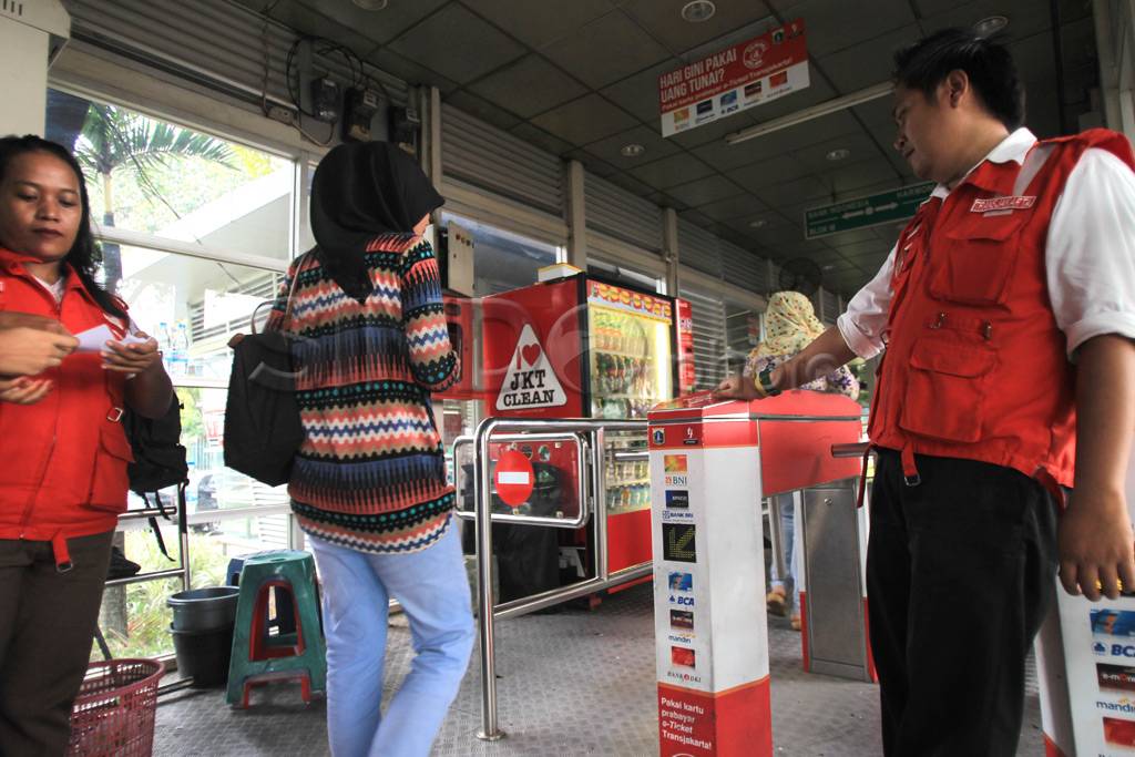 Tarif TransJakarta batal...