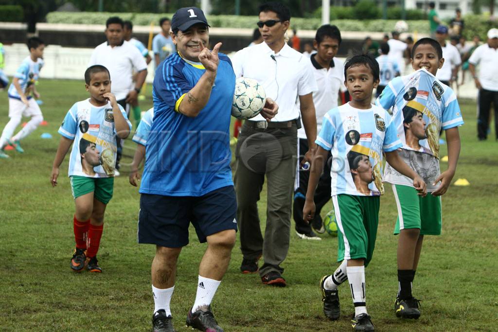 Coaching clinic Maradona...