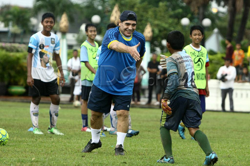 Coaching clinic Maradona...