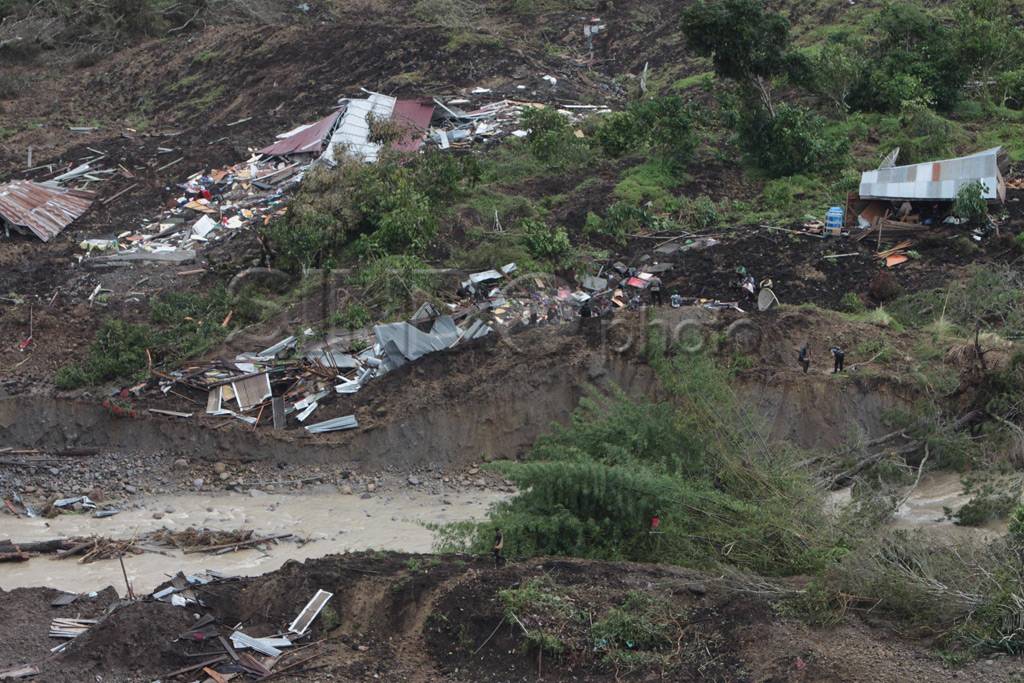 Pencarian korban gempa...