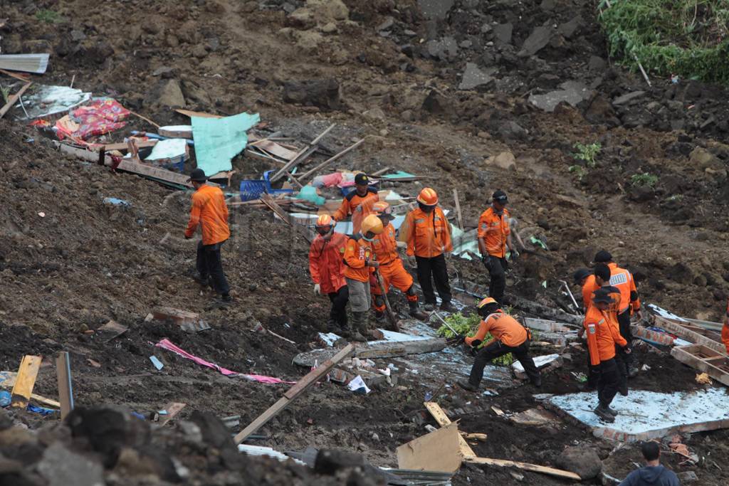 Pencarian korban gempa...