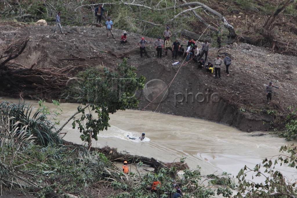 Pencarian korban gempa...