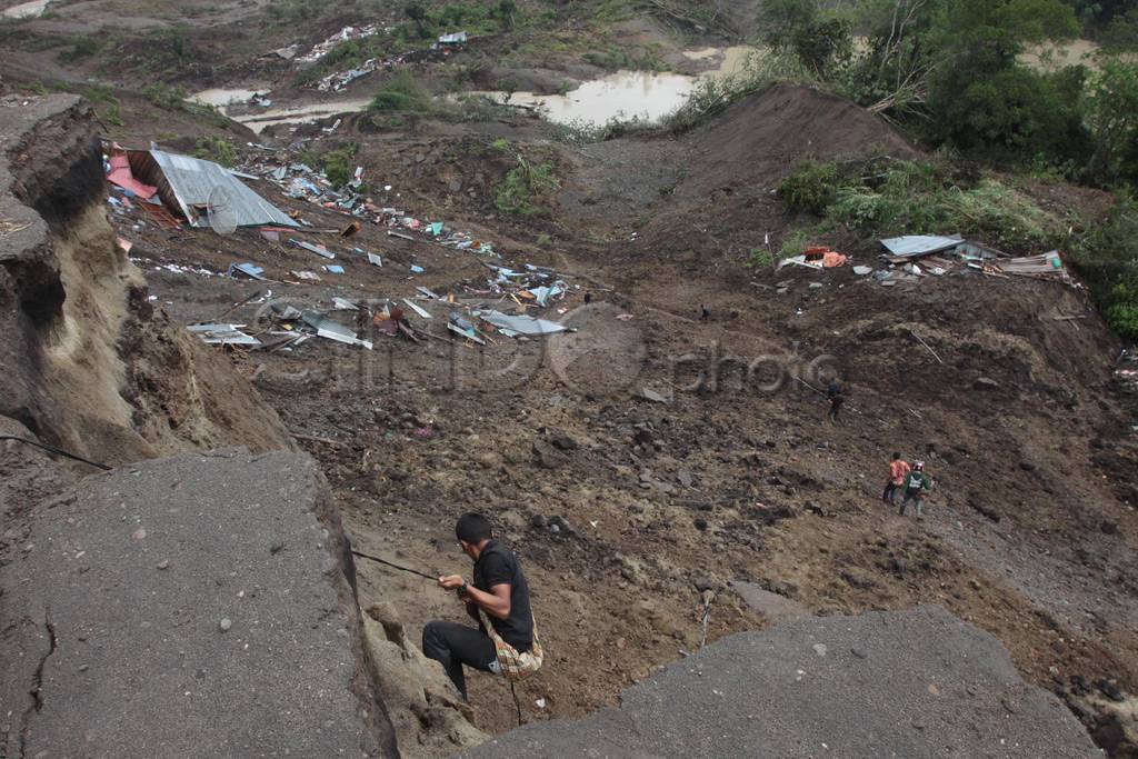 Pencarian korban gempa...