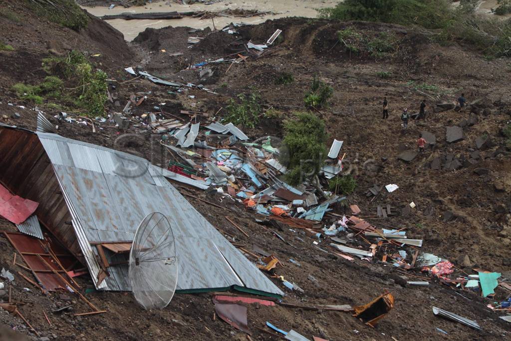Pencarian korban gempa...