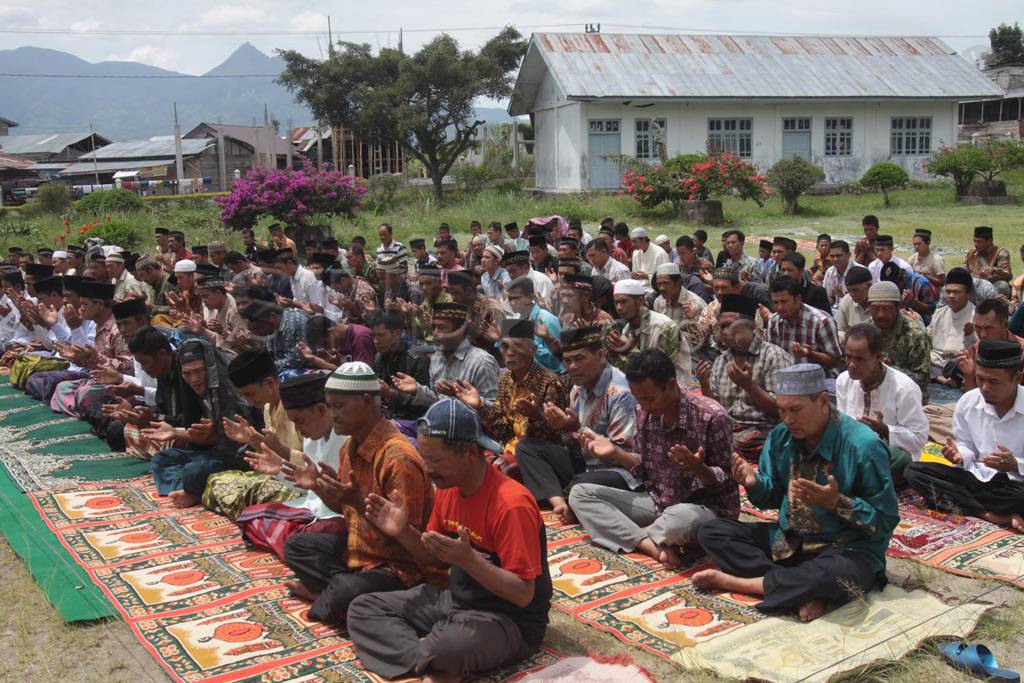 Masjid hampir roboh,...
