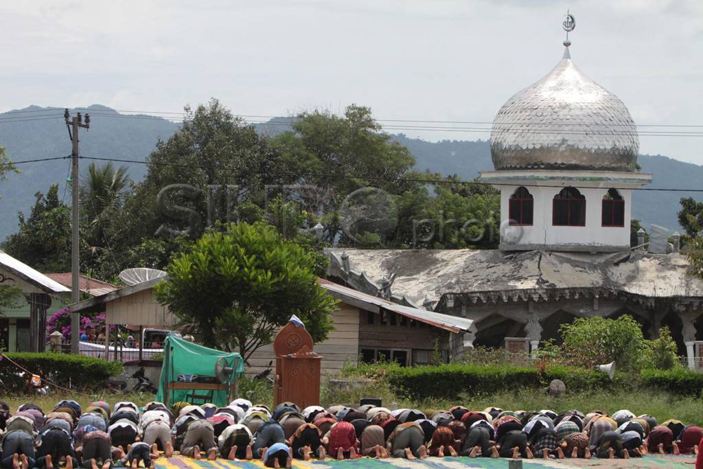 Masjid hampir roboh,...