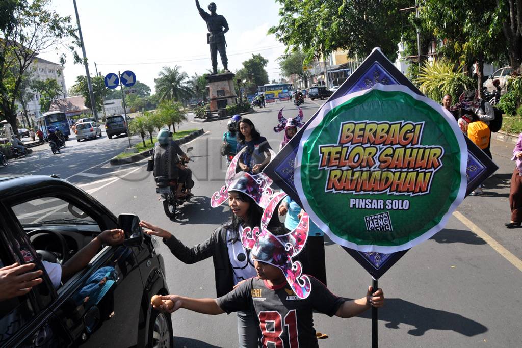 Berbagi telur sahur