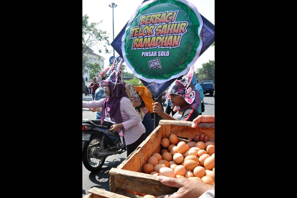 Berbagi telur sahur