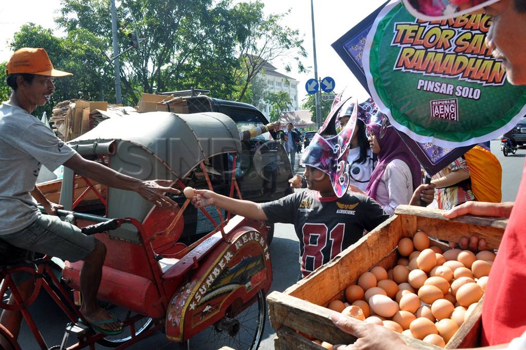 Berbagi telur sahur
