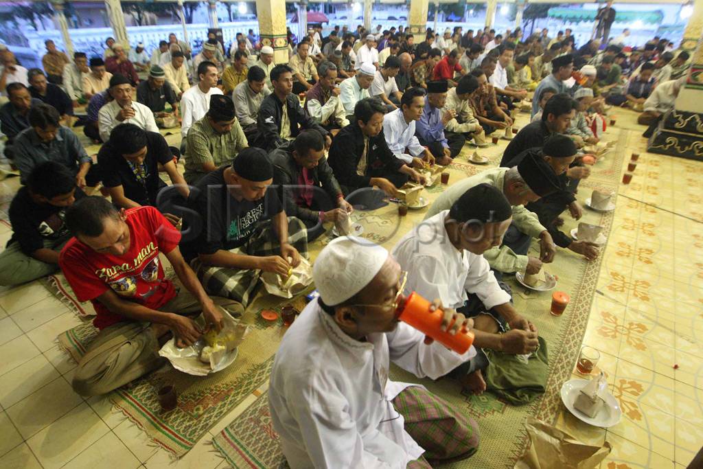 Buka puasa di masjid...
