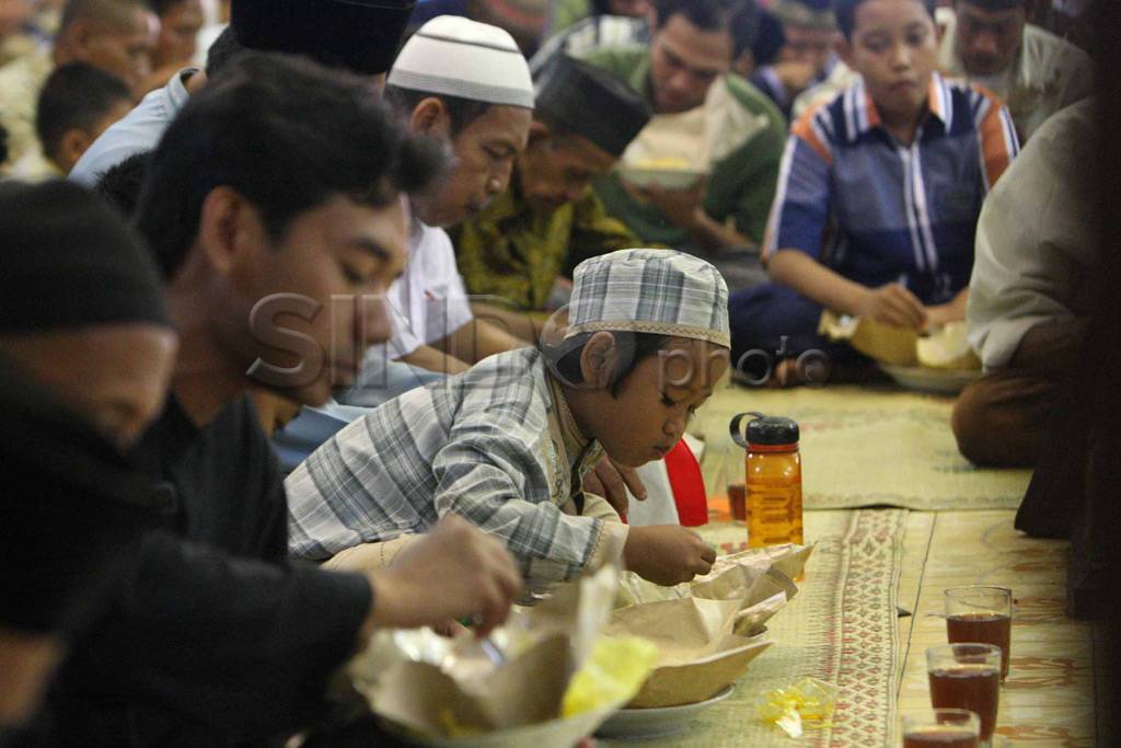 Buka puasa di masjid...