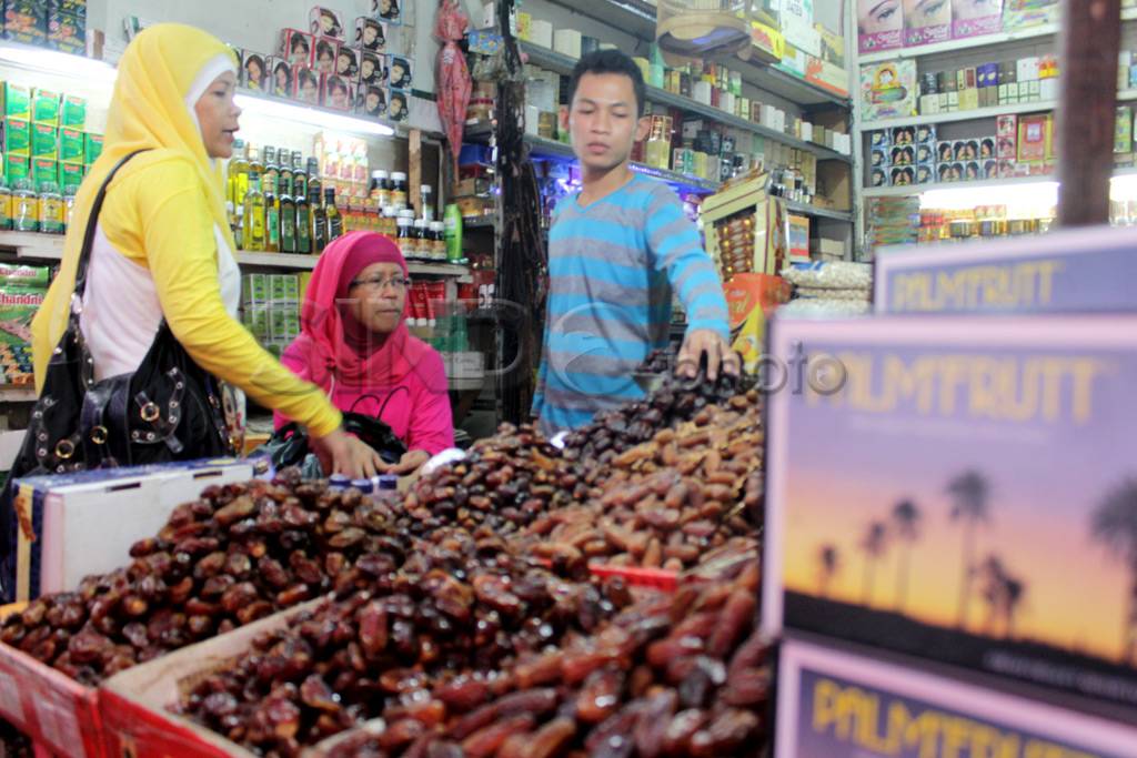 Membeli kurma di Tanah...