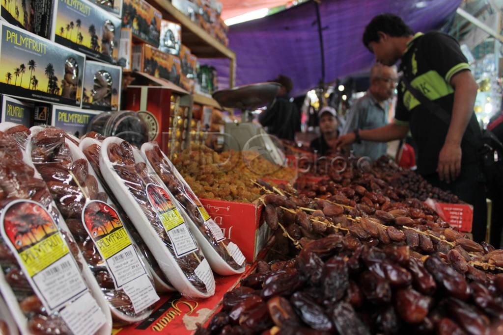 Membeli kurma di Tanah...