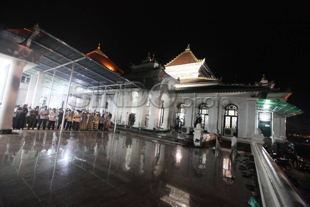 Diguyur hujan, Masjid...