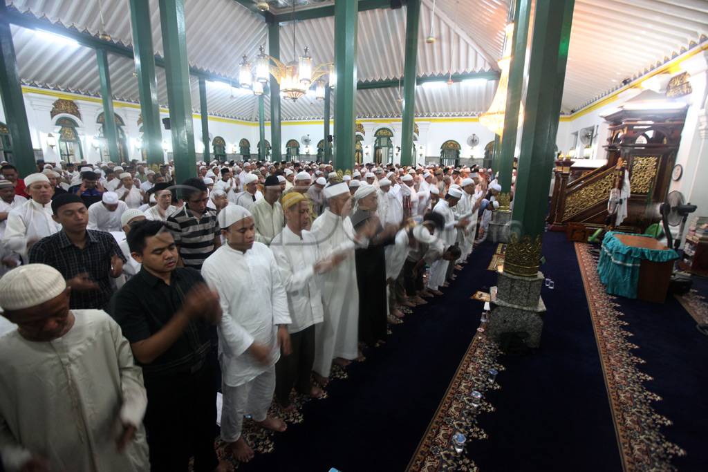Diguyur hujan, Masjid...