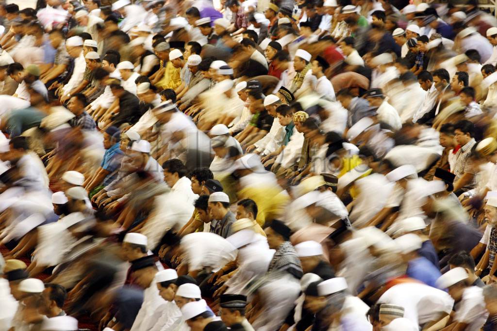Ribuan umat muslim tarawih...