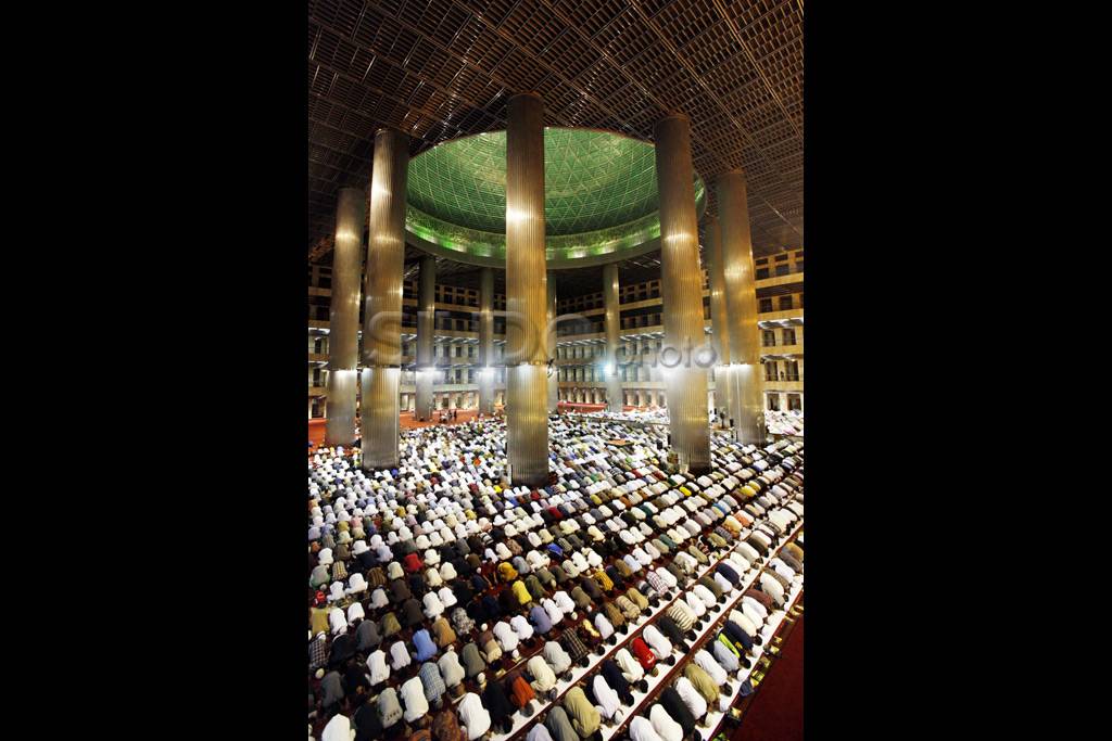 Ribuan umat muslim tarawih...