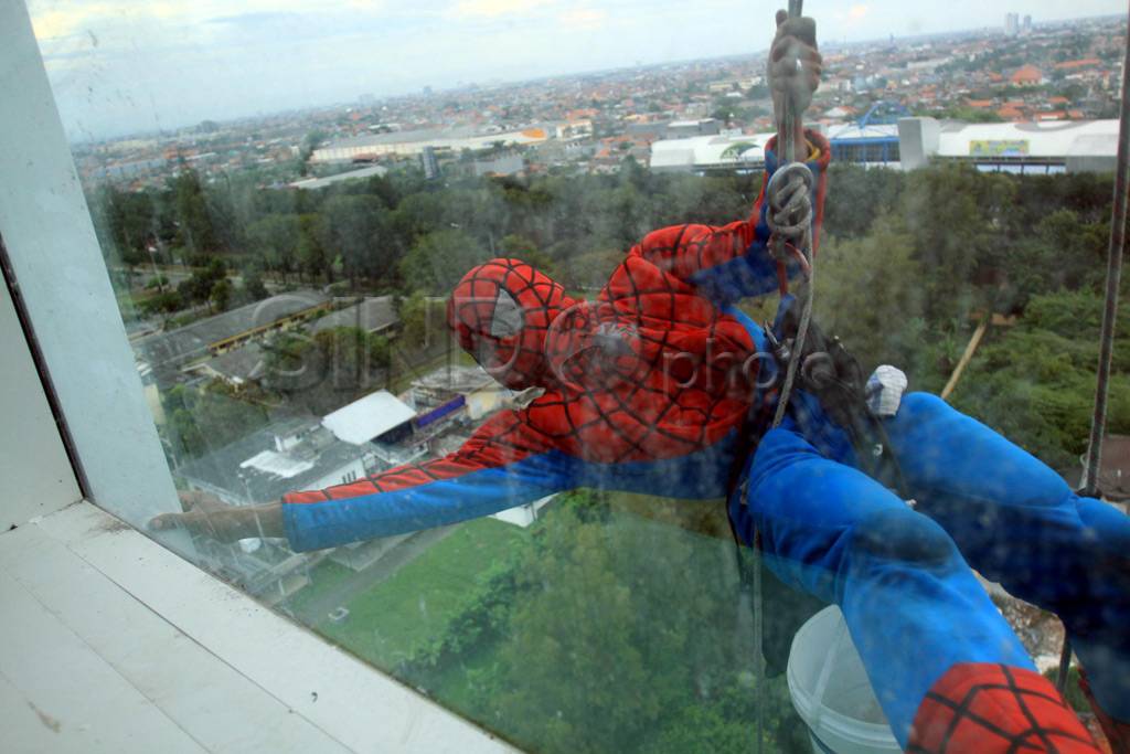 Spiderman bersihkan...