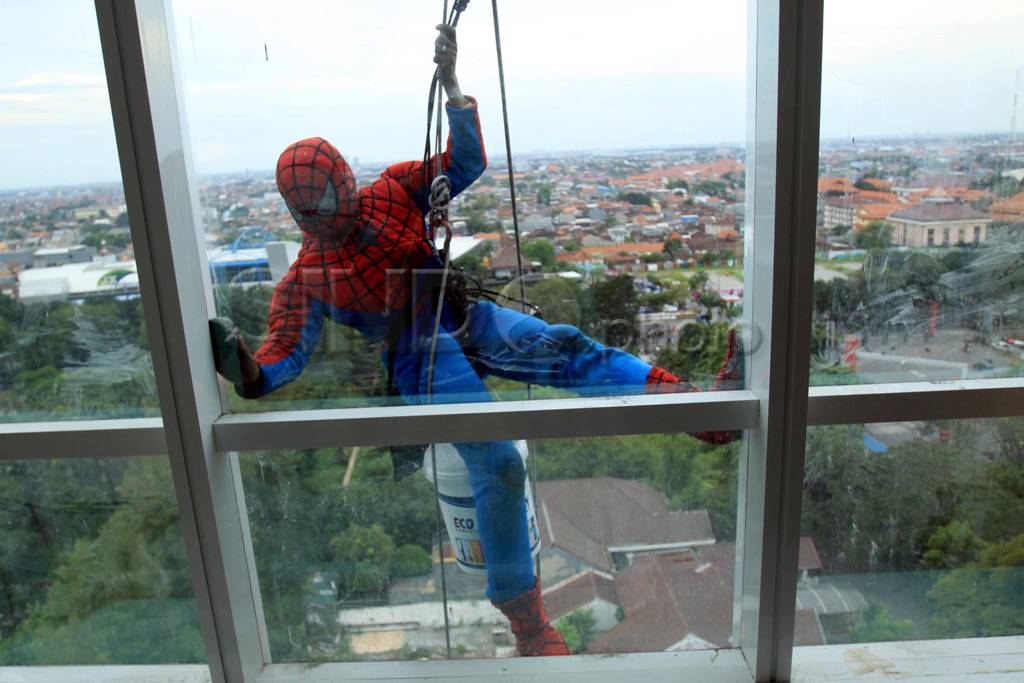 Spiderman bersihkan...