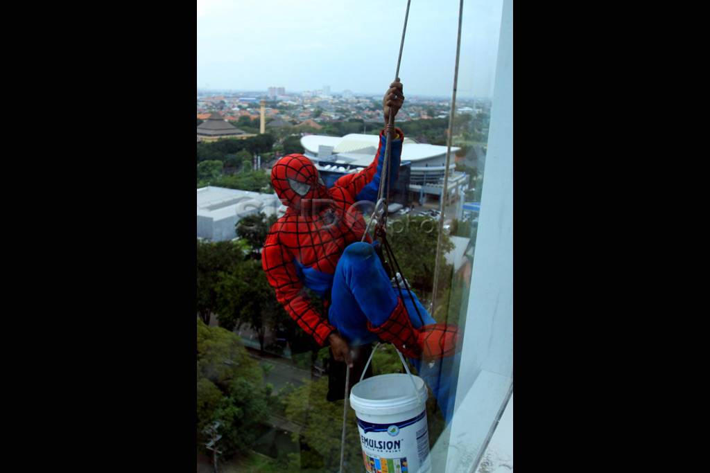 Spiderman bersihkan...