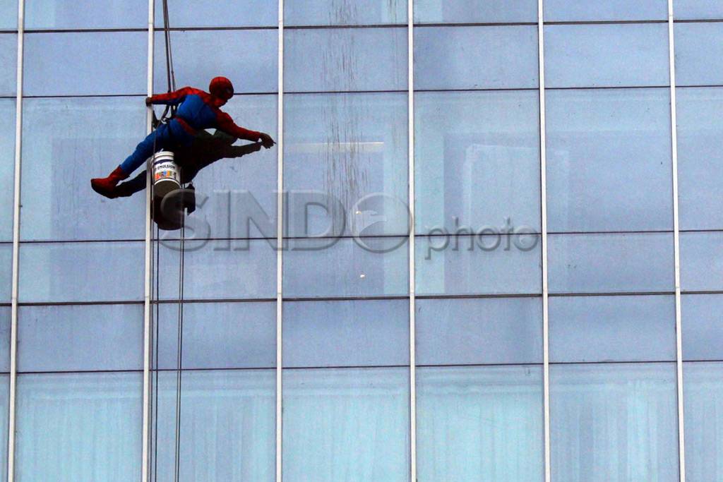 Spiderman bersihkan...