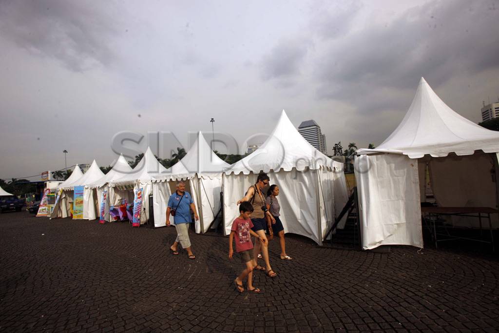 Hujan deras, Monas Fair...