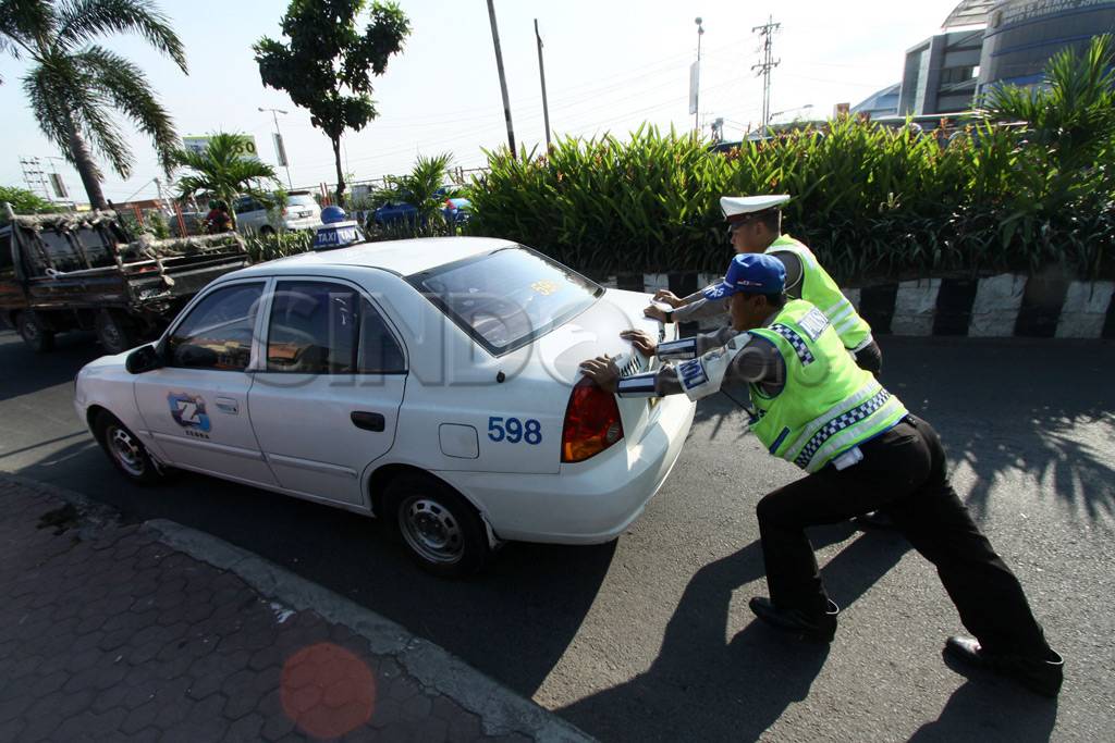 Polisi dorong taksi...