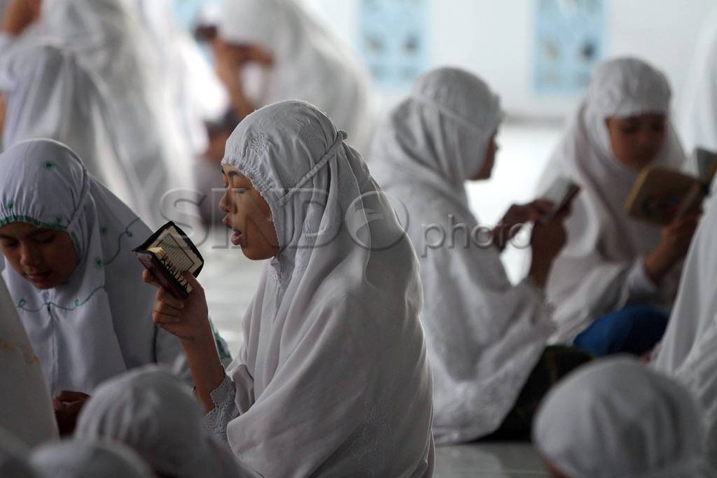 Ribuan santri ikuti...