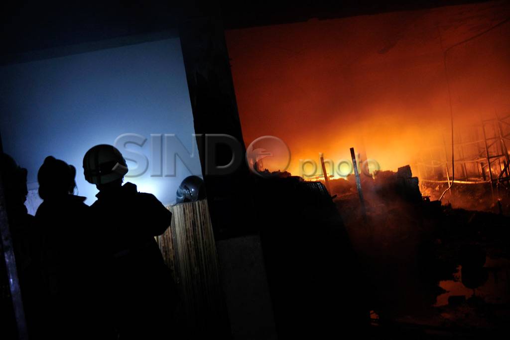 Toko bangunan terbakar...