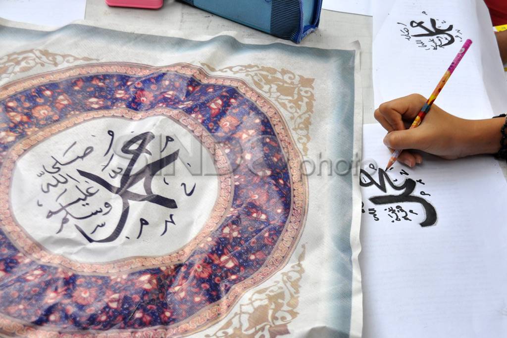 Siswa SD belajar seni...