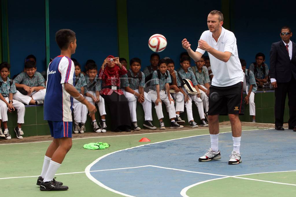 Aksi Dietmar Hamann...