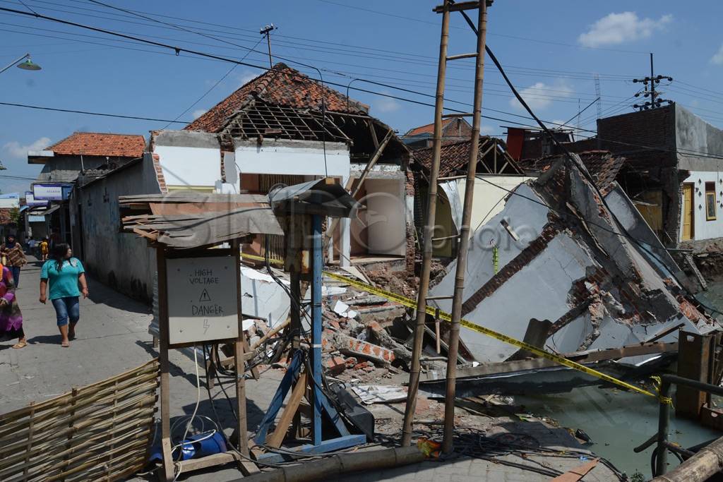 Empat rumah ambruk akibat...