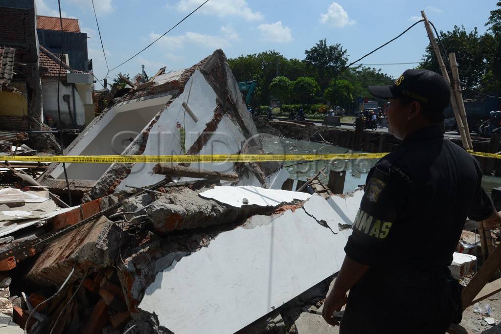 Empat rumah ambruk akibat...